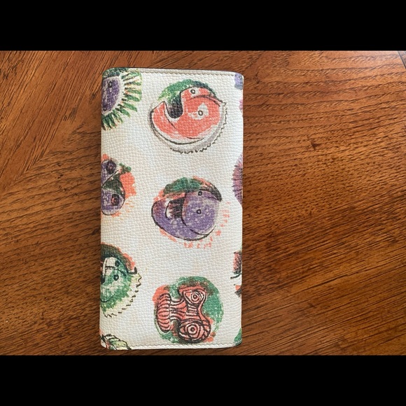 BURBERRY
Calfskin Pallas Head Motif Print Wallet - Picture 8 of 9